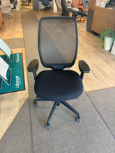 Charger l'image dans la galerie, SURPLUS D'INVENTAIRE Chaise ergonomique Centric
