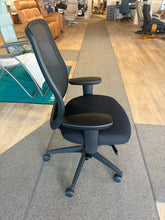 Charger l'image dans la galerie, SURPLUS D'INVENTAIRE Chaise ergonomique Centric
